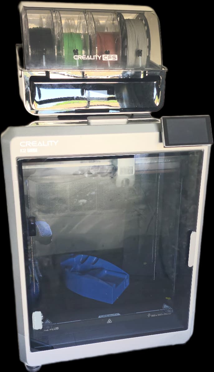 Impressora Creality K2 Plus imprimindo peça técnica em multi-material